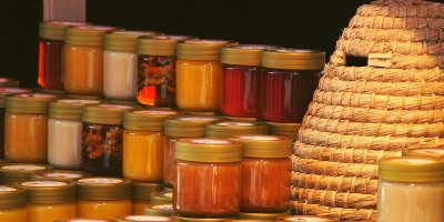 Sklenice s různými druhy medu