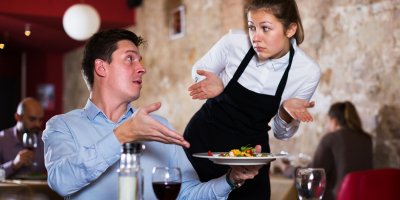 Je něco s vaším jídlem špatně? Reklamovat pokrm můžete, ale nesmíte to udělat až poté, co jídlo sníte.