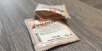 Agar je bílý prášek s výbornou želírující schopností, který se vyrábí z červených mořských řas.