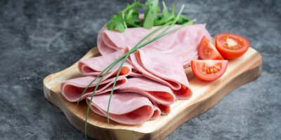 Šunka nakrájená na prkénku