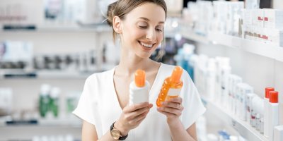 Čtěte informace na opalovací kosmetice.