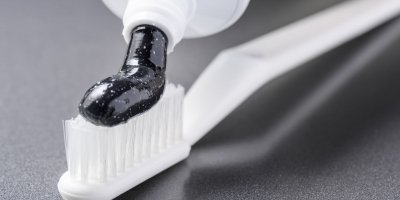 Některé pasty černé uhlí obsahují.