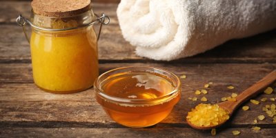 Miska s medem lžička a ručník