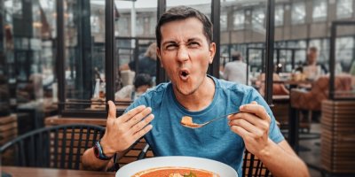 Muž jí pálivé jídlo