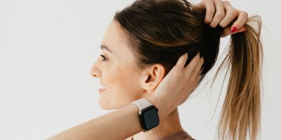 Pevně stažený culík dává vlasům pěkně zabrat.