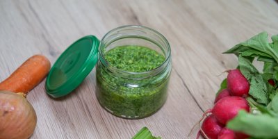 Bazalkové pesto ve sklenici, vršek, zelenina okolo