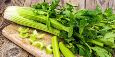 Řapíkatý celer na prkénku