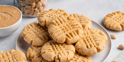 Talíř s hromádkou kulatých sušenek