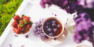 Čaj ze šeříku a jahody v misce