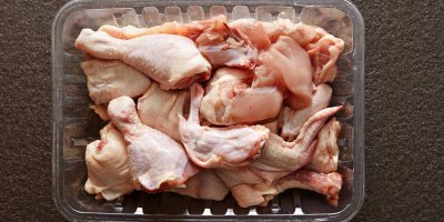 Z celkového množství kuřecího masa, které ročně spotřebujeme, pochází přibližně 65% z Českých chovů a drůbežáren. Zbytek pokrývá zahraniční produkce.