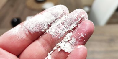 Potravinářská křemelina připomíná křídu. Její chuť i vůně je ale neutrální.