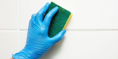 Kdo by nechtěl mít stále zářivě bílé spáry v koupelně, že?