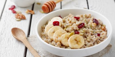 Pohanková kaše s banánem, brusinkami a medem
