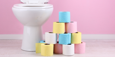 Mnoho rolí toaletního papíru v rozličných barvách