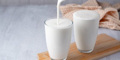 Dvě sklenice plné kefíru