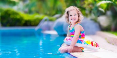 Kruh je dobrou pomůckou pro děti, co se učí plavat.