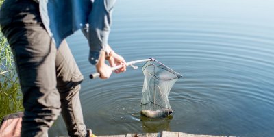 Někdo rybaří o samotě, jiný s přáteli nebo rodinou.