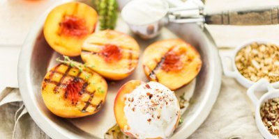 Grilované broskve a zmrzlina