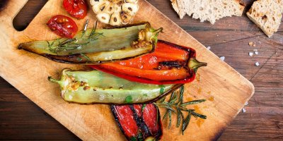 Papriky upečte s česnekem.