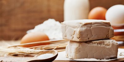 Čerstvé droždí se používá k pečení i k přípravě pomazánek nebo knedlíčků.