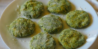 Připravené brokolicové placičky