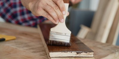 Barevná úprava zakryje přirozený vzhled dřeva.