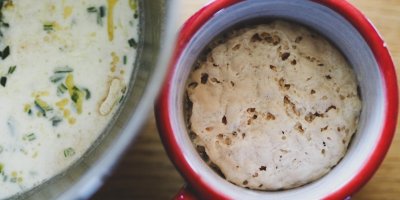 Miska s hotovým kváskem, vlevo těsto