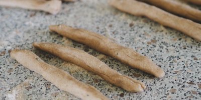 Tři prameny těsta připravené k zapletení housky