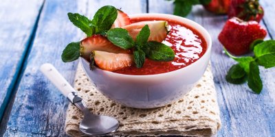 Jahodová gazpačo v bílé misce.