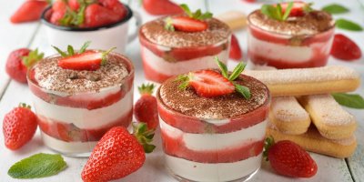 Jahodový dezert ve skleněné misce.