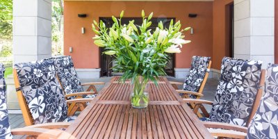 Dřevěný nábytek sedne do zahrady i na terasu.