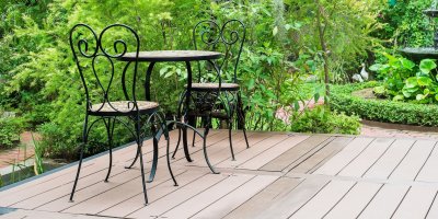 Kovový nábytek evokuje zámecké zahrady.