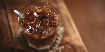 Espresso tonic ve vysoké sklenici s kostkami ledu