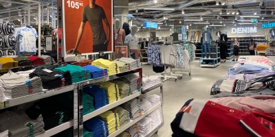 Primark nabízí oblečení pro ženy, muže i děti.