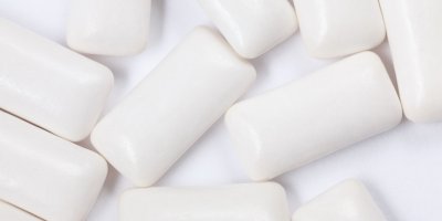 E 171 bývá ve žvýkačkách.