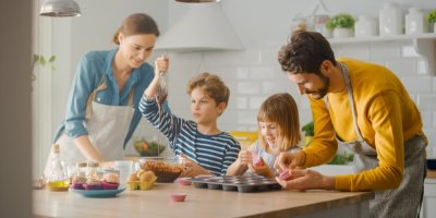 Rodina peče muffiny