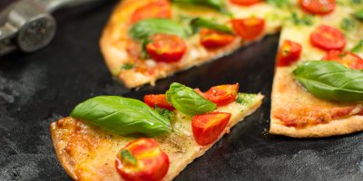 Pizza s bazalkou a rajčaty