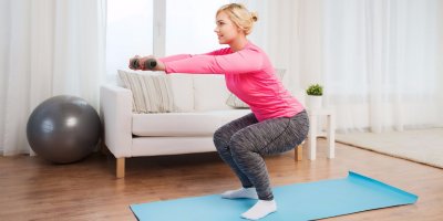 Při polosedu by hýždě neměly jít nikdy níž, než jsou kolena. Časem můžete ke cviku přidat zátěž v podobě činek.