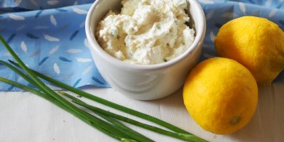 Pomazánka s jemně nasekanou pažitkou.