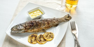 Grilovaný pstruh je chutný a zdravý.
