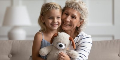 Babička si hraje s vnučkou