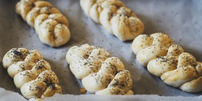 Nakynuté housky pomašlujte vajíčkem.