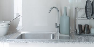 Nerezové dřezy bývají většinou levnou variantou, ale se správnou péčí vydrží i roky. 