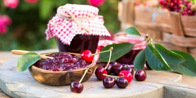 Třešňová marmeláda s třešněmi