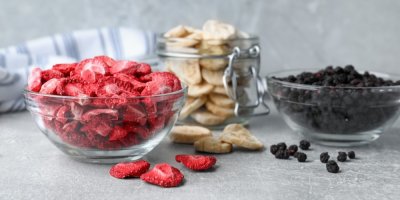 Sušené jahody, borůvky a banány ve skleněných miskách