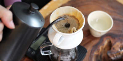 Příprava kávy v dripperu