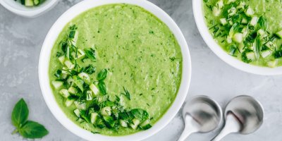 Okurkové gazpacho v bílé misce, lžíce