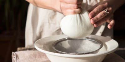 Člověk vyrábí domácí sýr