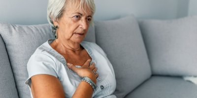 Příznaky jsou podobné infarktu.