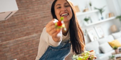 Žena jí misku salátu